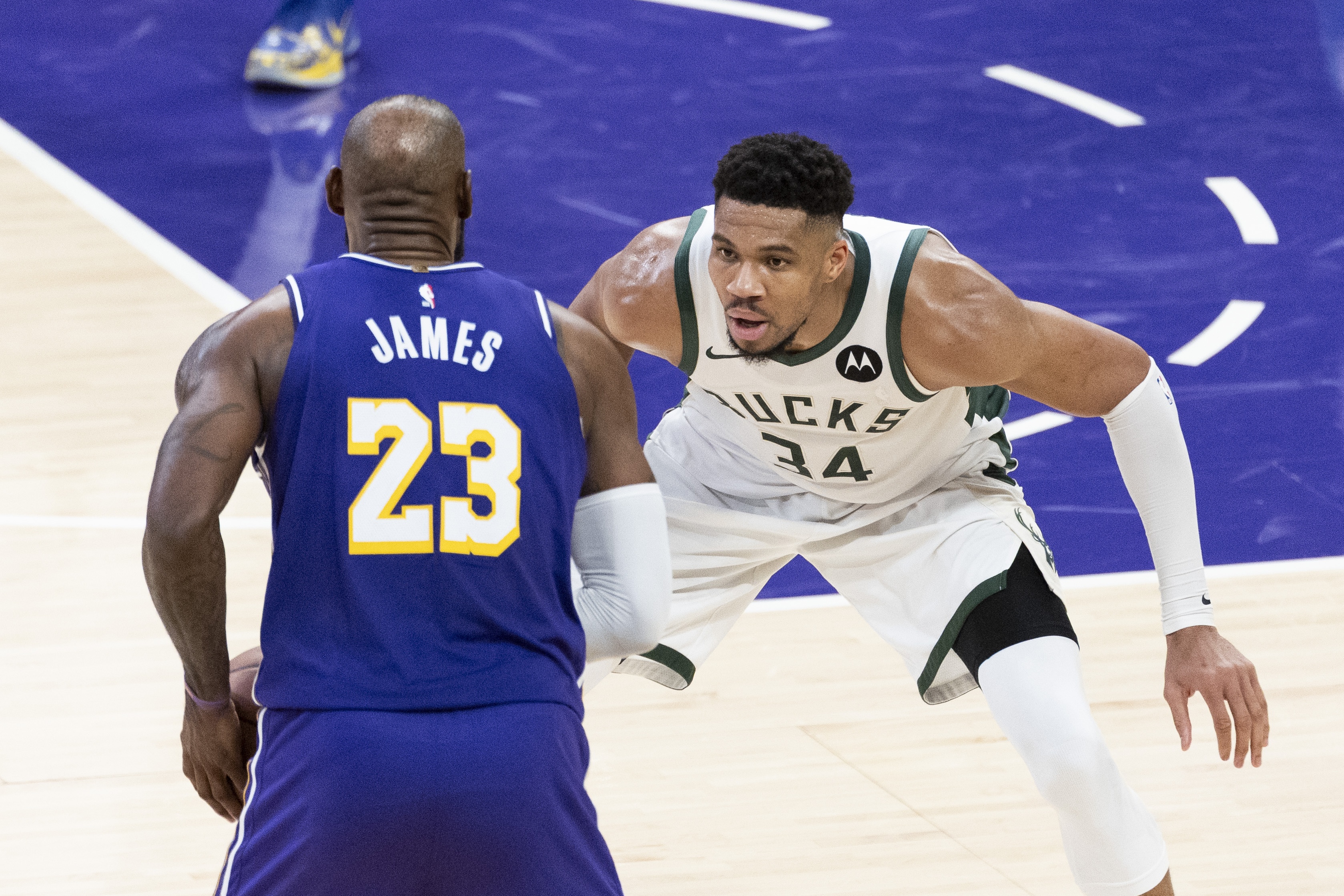 詹姆斯正式签约76人,2026年NBA杯同组四强敌环伺 詹姆斯正式签约76人,2026年NBA杯同组四强敌环伺