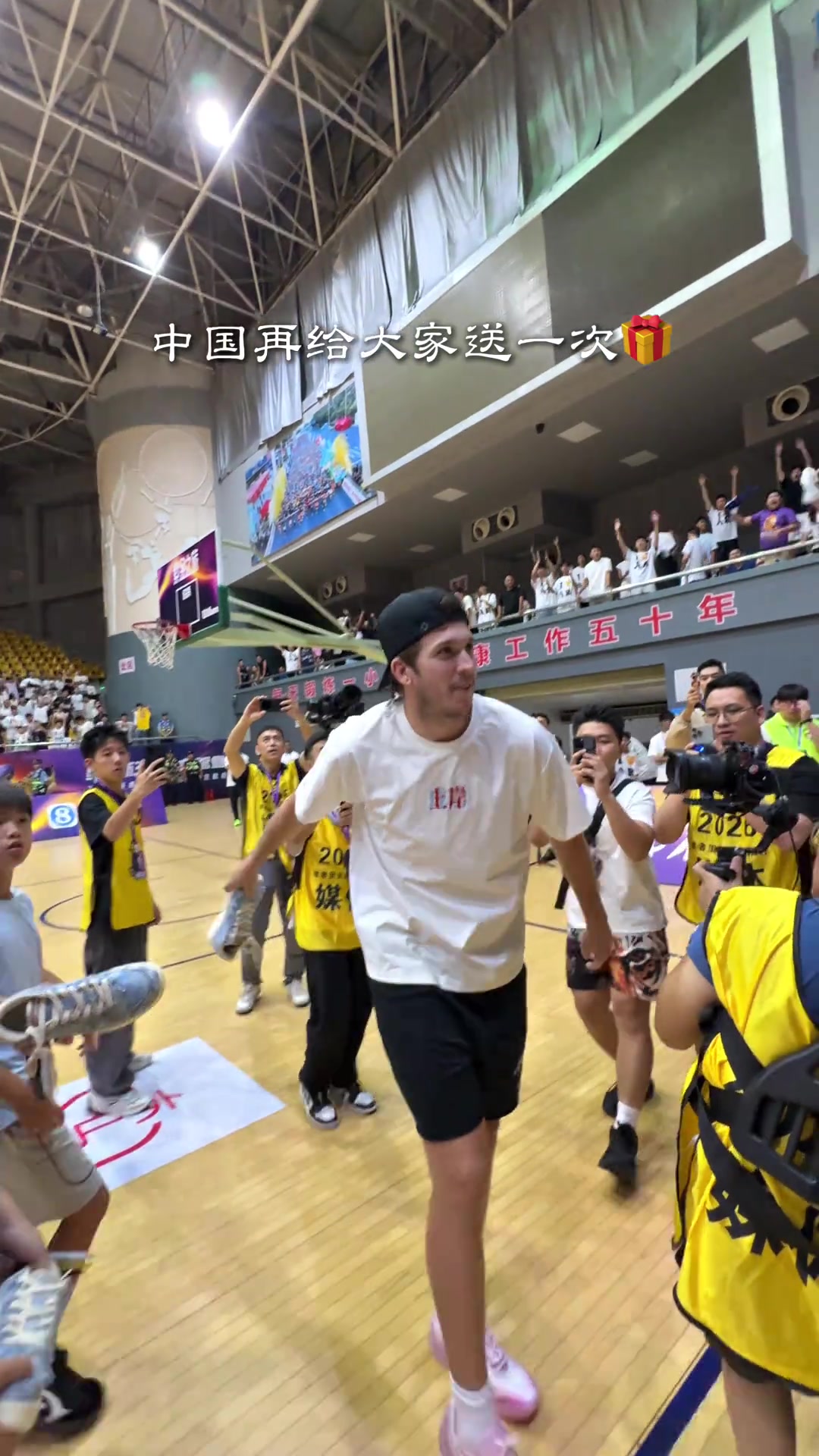 里夫斯结束中国行 社媒告别：大家明年再见