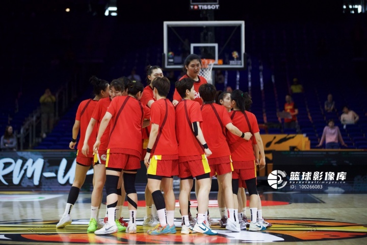韩旭12分6板 杨舒予9分 法国三分18中8 中国女篮半场落后法国17分