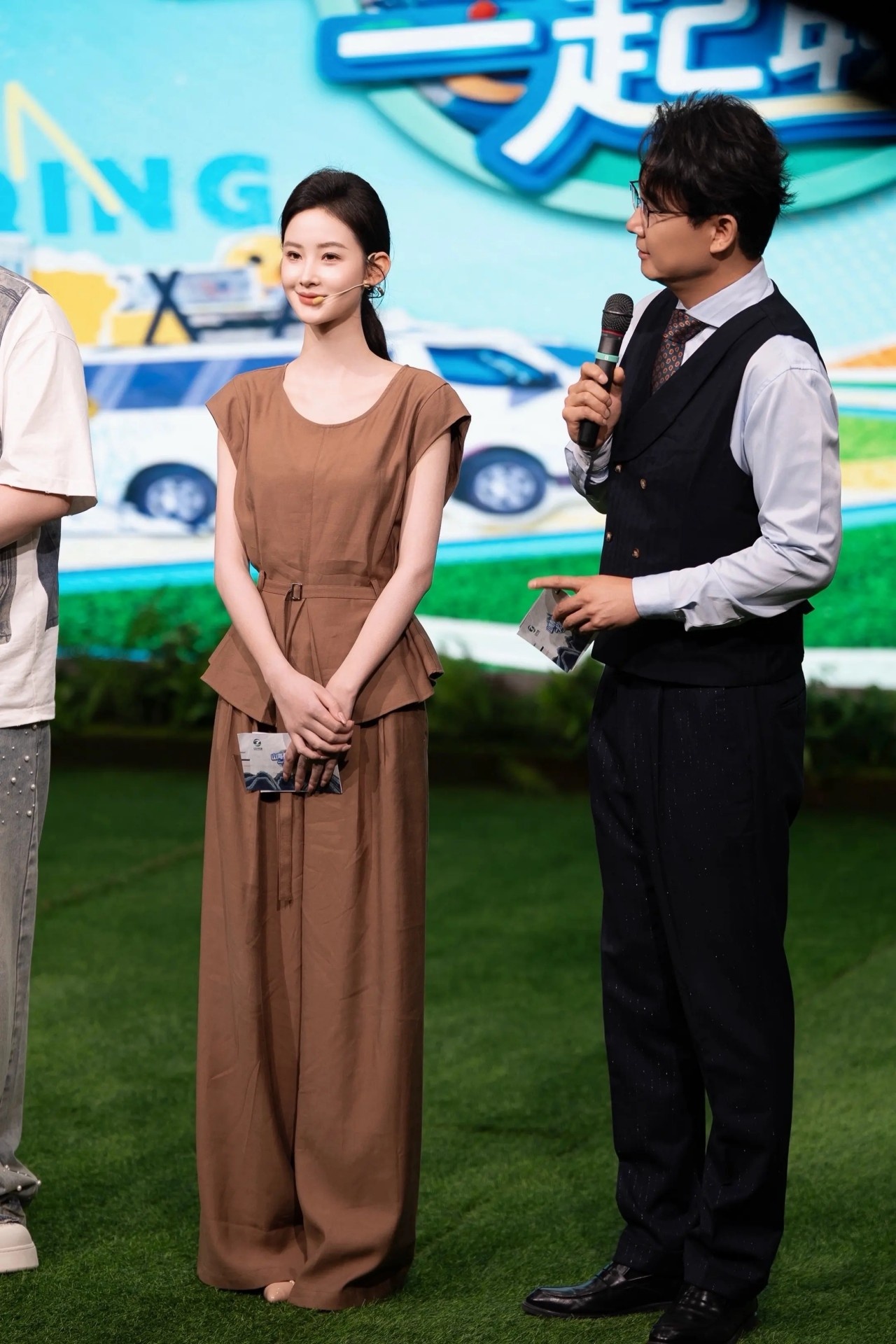 整活!郭艾伦上节目中体验成亲环节 与美女主持刘一一上演互动 整活!郭艾伦上节目中体验成亲环节 与美女主持刘一一上演互动