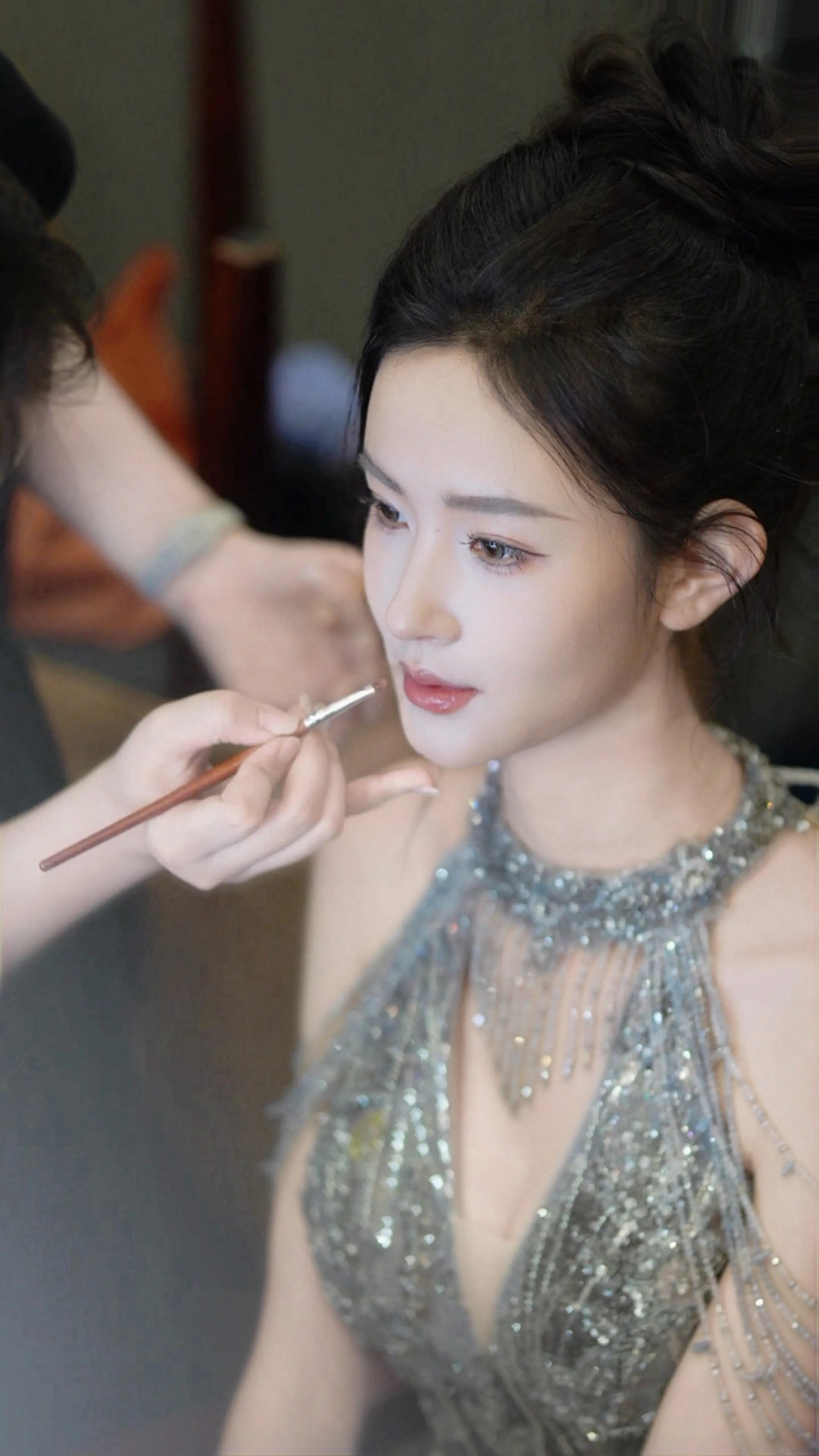 整活!郭艾伦上节目中体验成亲环节 与美女主持刘一一上演互动 整活!郭艾伦上节目中体验成亲环节 与美女主持刘一一上演互动