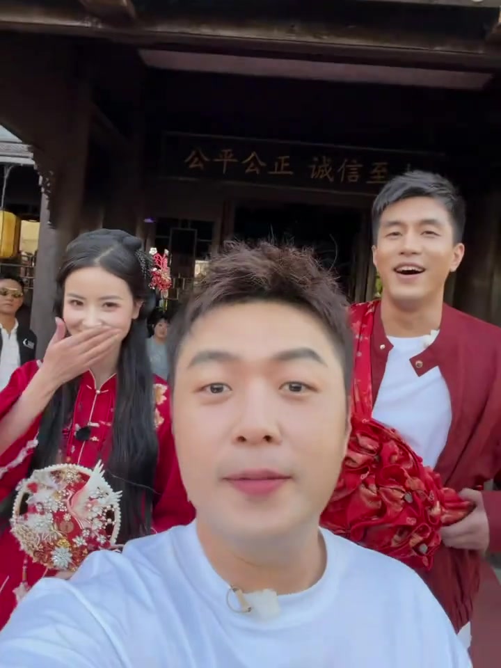 整活!郭艾伦上节目中体验成亲环节 与美女主持刘一一上演互动 整活!郭艾伦上节目中体验成亲环节 与美女主持刘一一上演互动